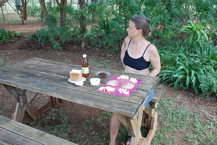 Isabella wartet auf Thomas, damit wir endlich mit dem Brunch beginnen können