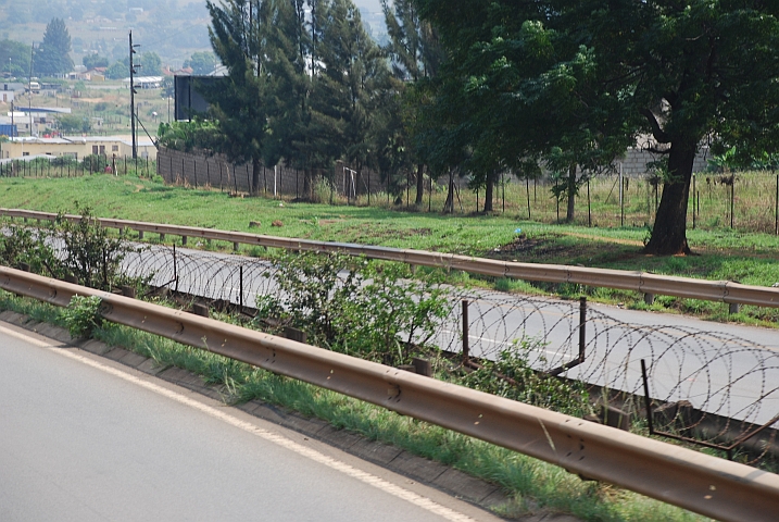 Stacheldraht zwischen den Fahrspuren um den Fussgängern Autobahnüberquerungen zu verleiden