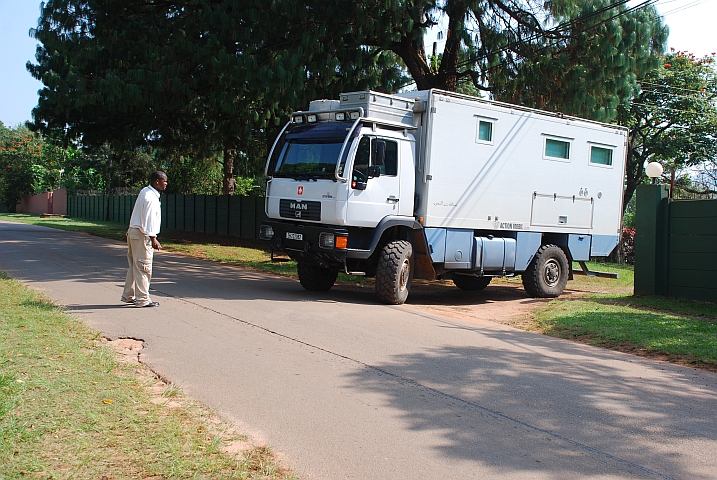 Der Security-Mann weist Obelix den Weg