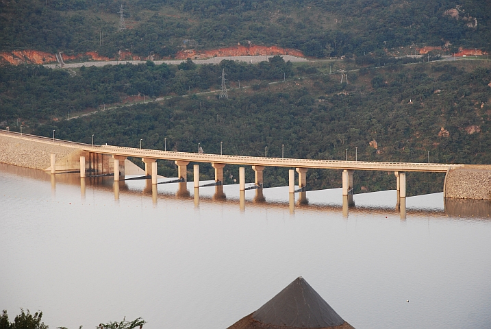Die Strasse führt über die Dammkrone des Maguga Staudammes