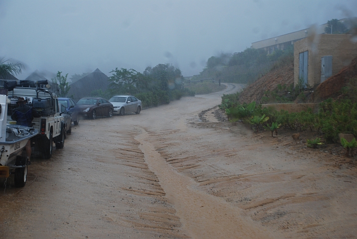 Auch die Vorfahrt zur Lodge hat sich in ein Bächlein verwandelt