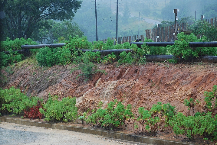 Überall fliesst Wasser, da sind wir froh, nicht mehr auf dem Campingplatz zu stehen