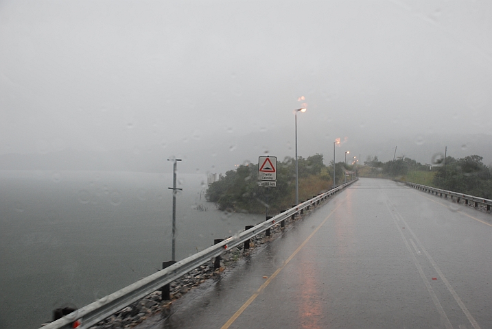 Die Strasse führt über die Dammkrone