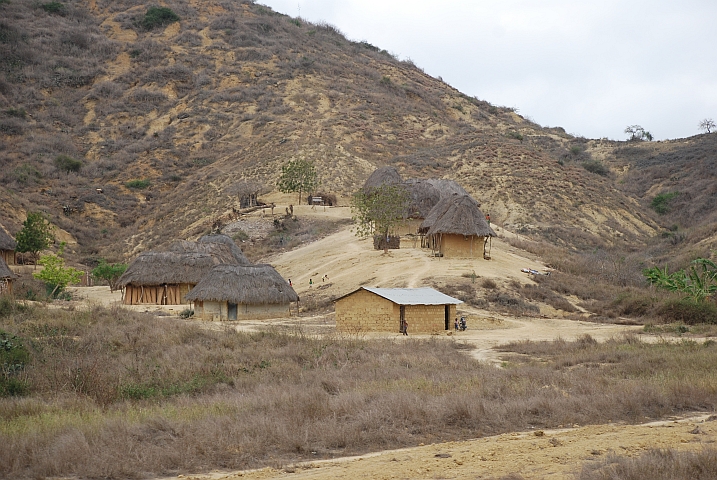 Behausungen zwischen Porto Amboim und Sumbe