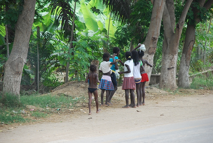 Mädchen auf Mango-Jagd in Sumbe