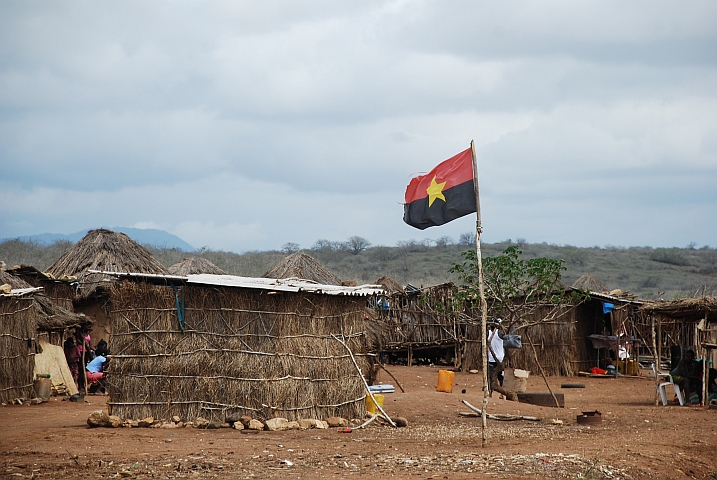Die MPLA-Fahne weht in fast jedem Dorf