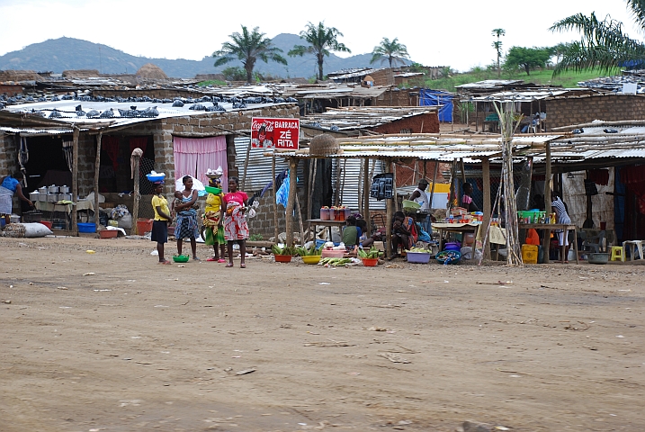 Strassenmarkt bei Balabaiba am Balombo-Fluss