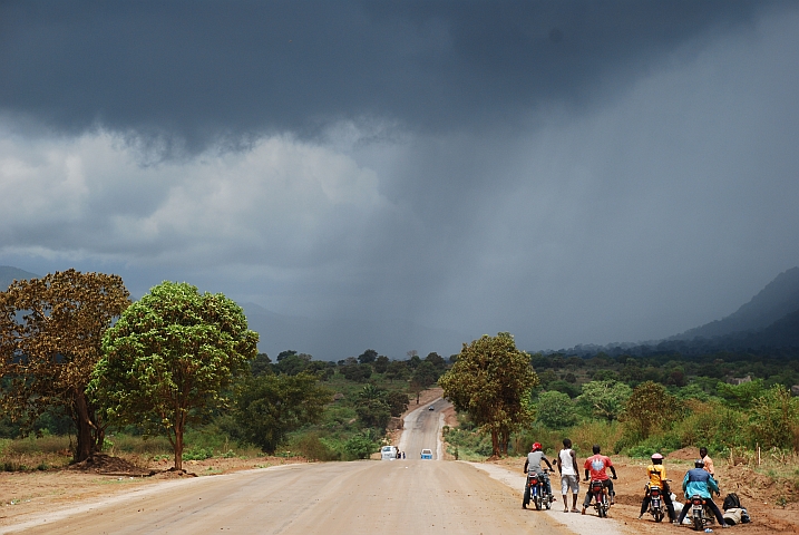 Gewitterstimmung zwischen Lobito und Bocoio auf dem Weg nach Huambo