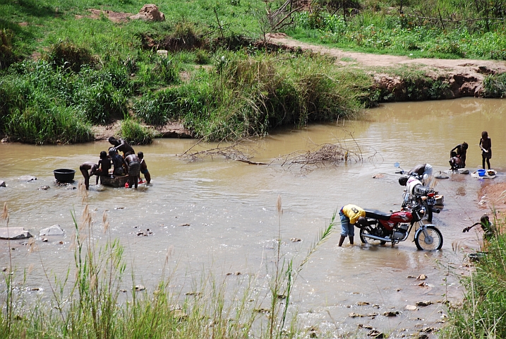 Waschtag in der Nähe von Negola zwischen Huambo und Lubango