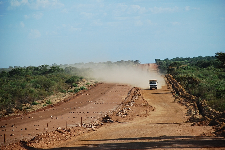 Eine der vielen Strassenbaustellen in Angola