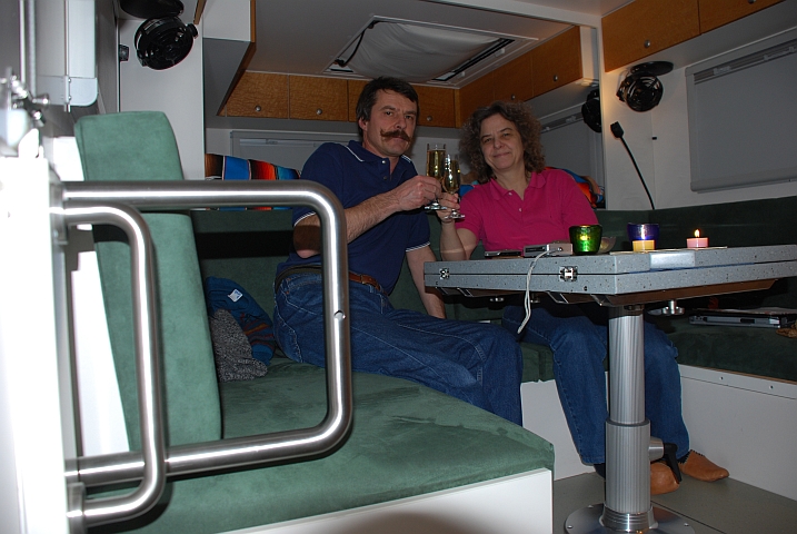 Thomas und Isabella beim Anstossen auf den ersten erfolgreichen Tag ihrer Reise nach Afrika