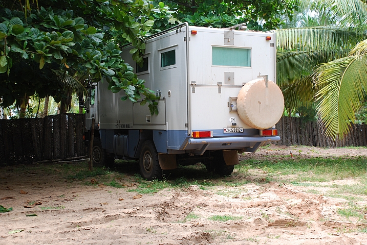 Obelix im sandigen Camp des Hotel Awalé Plage bei Grand Popo
