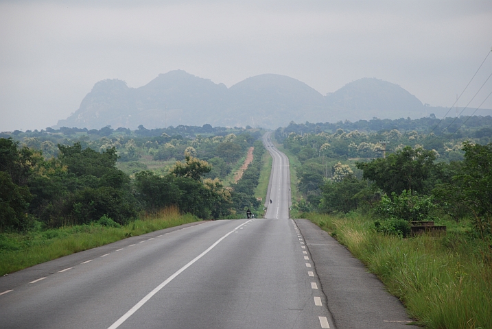 Landschaft kurz vor Savé mit Hügeln im Hintergrund