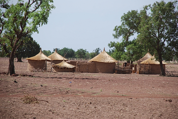 Gehöft an der Piste von Houndé nach Sara