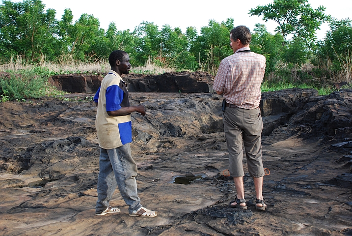 Thomas mit unserem heiteren Führer zum “Wasserfall“ von Tourni