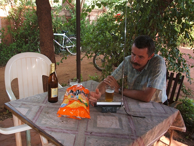 Thomas hört Schweiz-Tschechien auf BBC Kurzwelle in Bobo