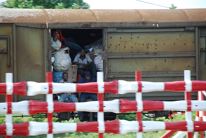 Auch die Güterwagen transportieren Personen im Zug Banfora-Bobo