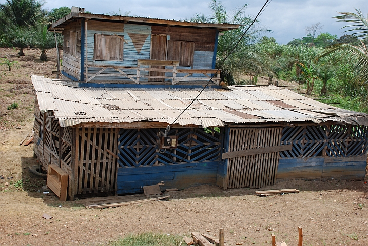 Zwar nur eine Bretterbude, aber immerhin mit Strom samt Zähler