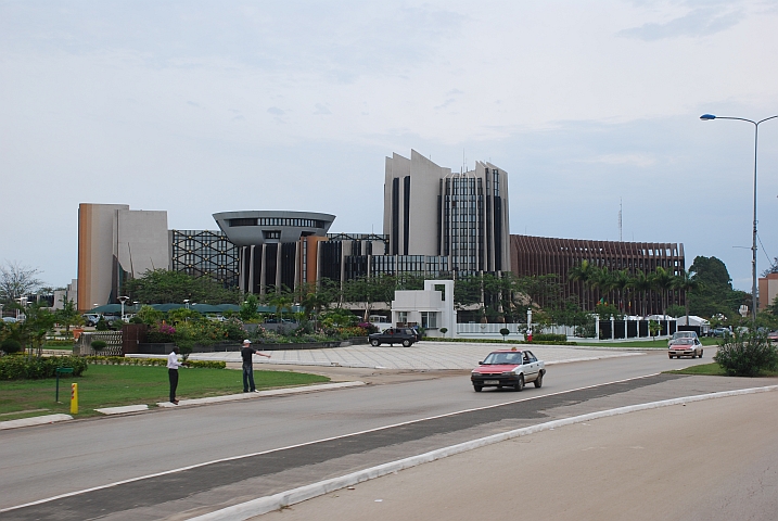 Eine der zahlreichen staatlichen Prunkbauten am Boulevard Triomphal in Libreville