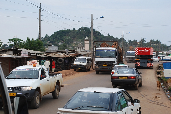 Konvoi von fünf “Grumiers“ im Schlepptau eines Follow-me Pickup bringt Holz aus dem Landesinnern zum Hafen in Owendo
