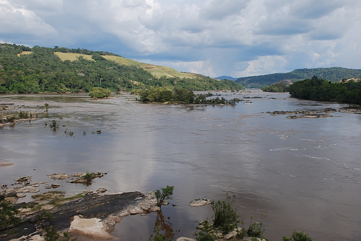 Ogooué-Fluss bei der Brücke von Ayem