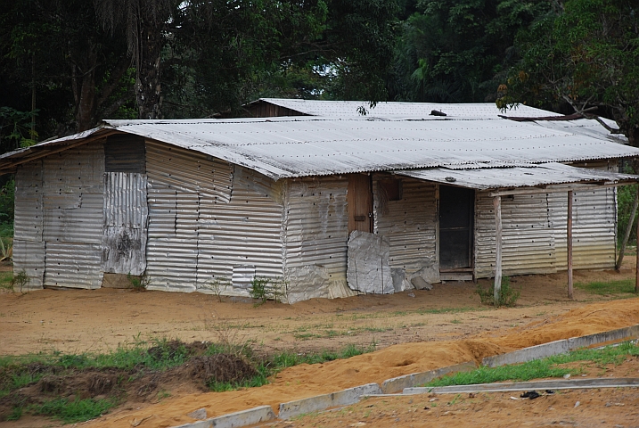 Typische Wellblechbehausung im Osten von Gabun zwischen Franceville und Lékoni
