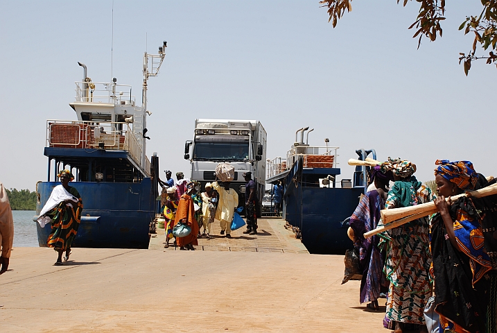 Obelix fährt ab der Farafenni-Fähre