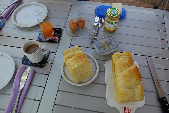 Osterzmorge im Camping Sukuta mit selbst gebackenem Zopf