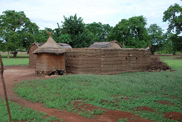 Gehöft in einem Dorf zwischen Nandon und Lawra im Nordwesten von Ghana