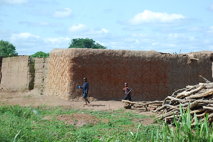 Traditionell verzierter Lehmbau