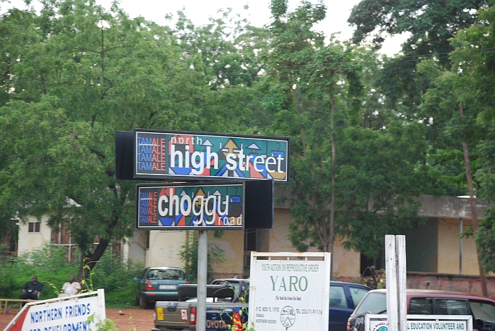 Bunte Strassenschilder in Tamale