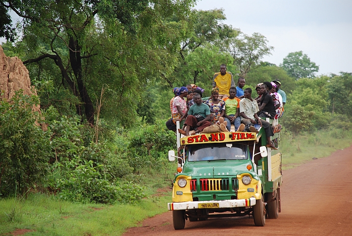 Diese Art von Personentransport (Leute auf dem Lastwagen), hier kurz vor Makongo am Voltasee, ist nur noch selten zu sehen