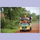 Diese Art von Personentransport (Leute auf dem Lastwagen), hier kurz vor Makongo am Voltasee, ist nur noch selten zu sehen