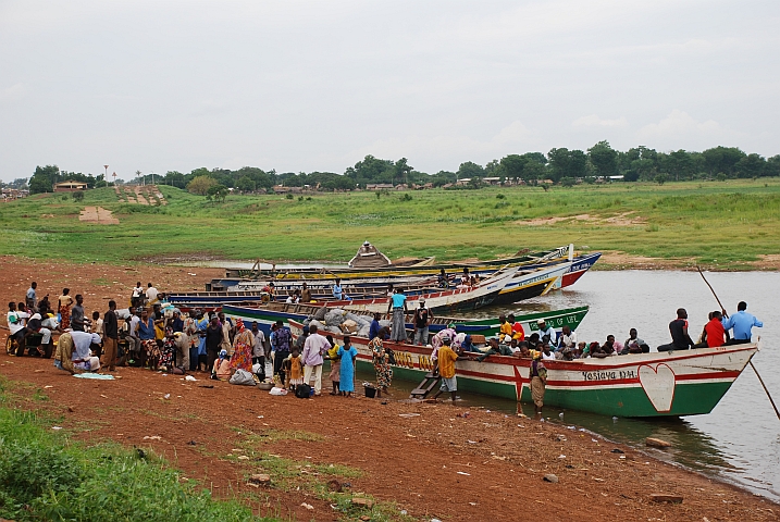 Der Hafen von Makongo mit zwei trocken liegenden Fährrampen links hinten