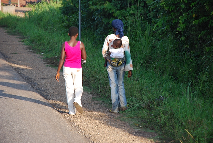 Moderne Kleider, traditionelle Babytragemethode bei Nkwanta vor Mampong