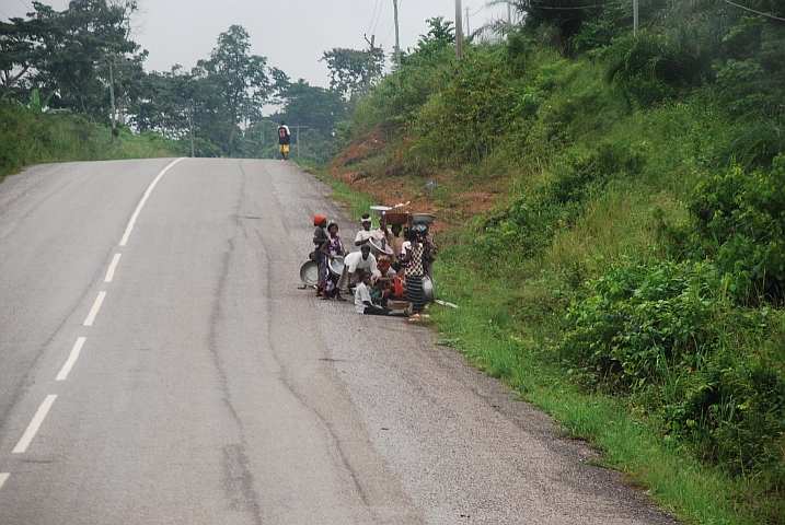 Zwischen Lake Bosumtwi und Bekwai: Frauen rasten am Strassenrand