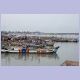 Der Hafen von Elmina mit vielen bunten Pirogen