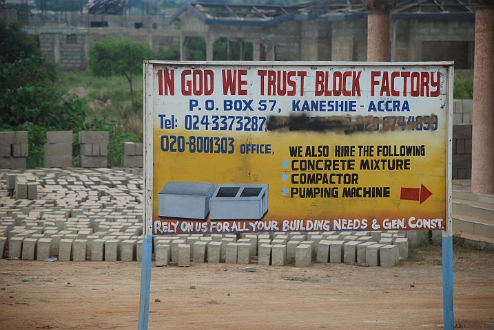 Schild in der Nähe von Kokrobite