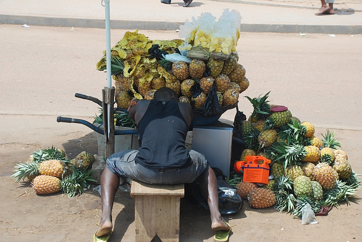 Müder Ananasverkäufer in Accra
