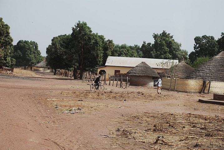 Maître Momo führt uns zur katholischen Mission in Koundara