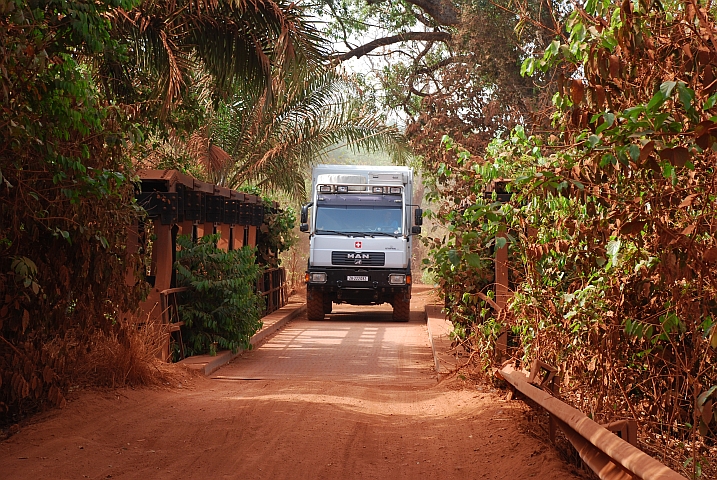 Eine der Urwaldbrücken zwischen Grenze und Koundara