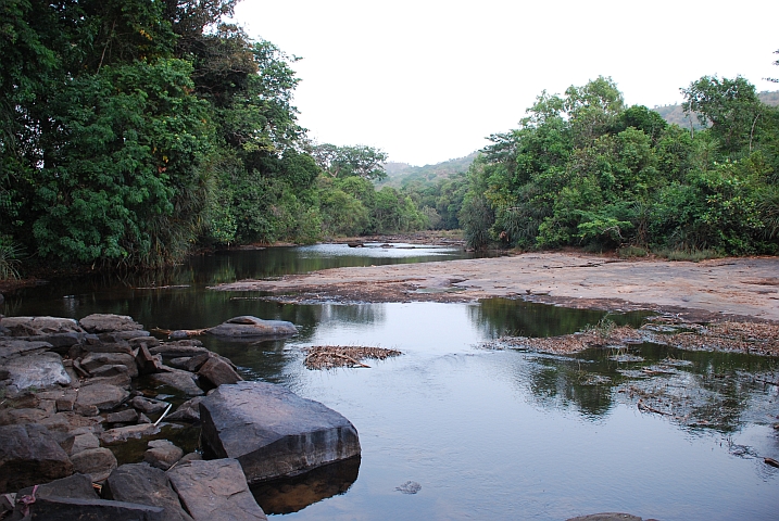 Der Fluss oberhalb des ersten Kambadaga Wasserfalls, unmittelbar neben unserem Camp