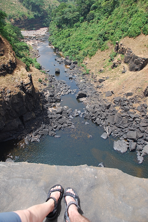 Eins, zwei, ... Thomas und Isabella’s Fuss an der Abbruchkante des obersten Kambadaga Wasserfalls