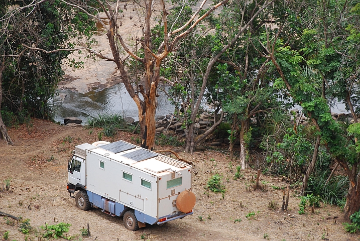 Unser Camp oberhalb der Kambadaga Wasserfälle direkt am Fluss