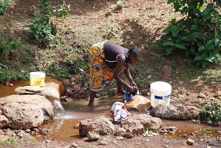 Wo immer man an einem Fluss oder Flüsschen vorbei kommt, es wird Wäsche gewaschen
