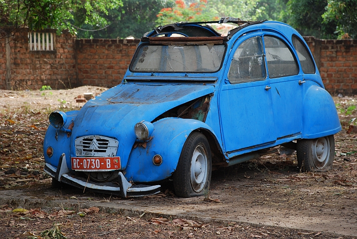 Etwas ramponierter Deux-Cheveaux im Hotelhof in Dabola