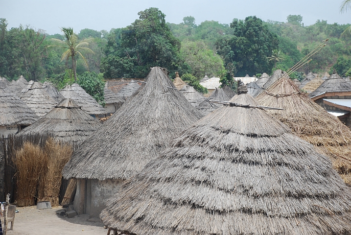 Viele dicht beieinander stehende Rundhütten. Wir würden es “verdichtetes Bauen“ nennen