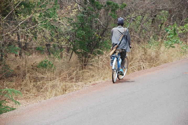 In Guinea sind viele Männer mit einem Gewehr unterwegs