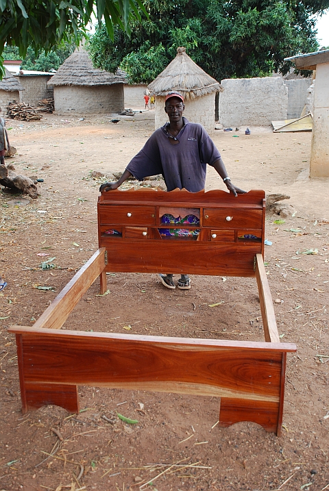 Der Schreiner von Niandankoro mit einer Bettstatt