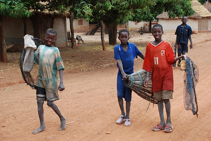 Jungen, die gerade vom Fischen zurück kommen (Niandankoro)